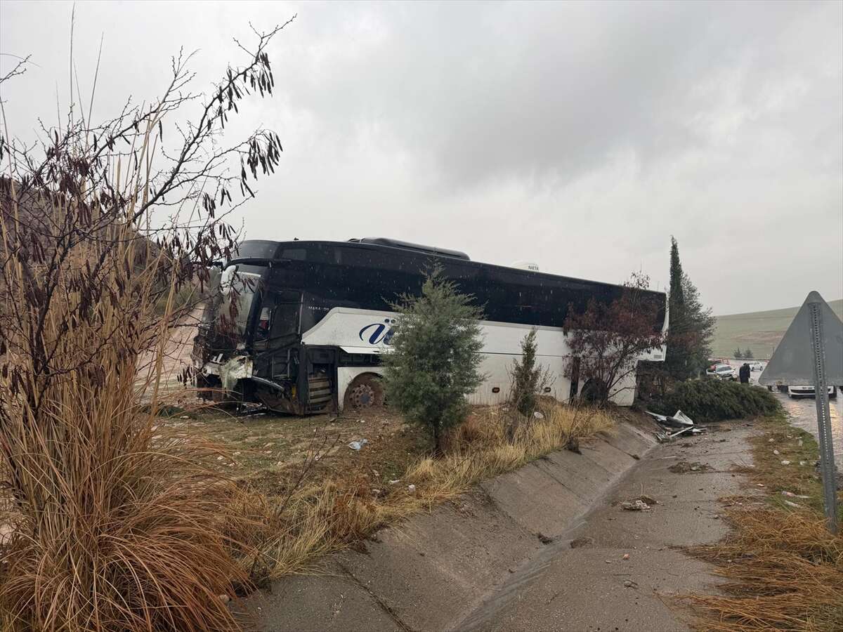 Otobüsle çarpışan otomobil adeta yok oldu! 3 ölü, 3 yaralı var 1